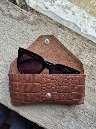 ZONNEBRIL HOESJE COGNAC/KROKO