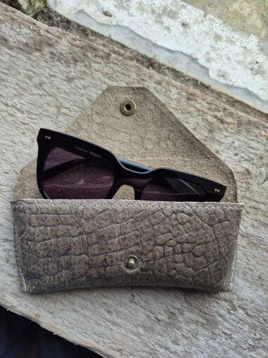 ZONNEBRIL HOESJE TAUPE KROKO