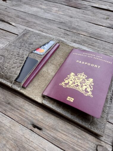 PASPOORTHOESJE TAUPE/KROKO