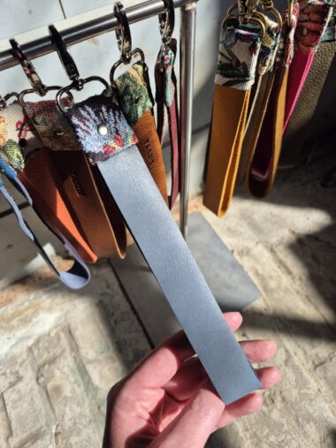 SLEUTELHANGER LAVENDELBLAUW/NIKKEL