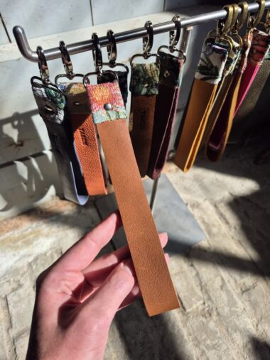 SLEUTELHANGER COGNAC/NIKKEL