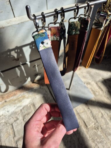 SLEUTELHANGER DONKERBLAUW/NIKKEL