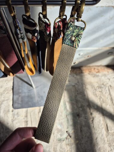 SLEUTELHANGER GROEN/BRONS
