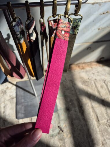 SLEUTELHANGER FUCHSIA/BRONS
