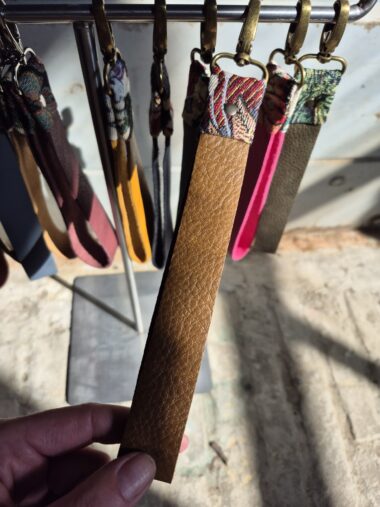 SLEUTELHANGER OKERBRUIN/BRONS