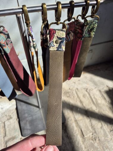 SLEUTELHANGER KAKIGROEN/BRONS