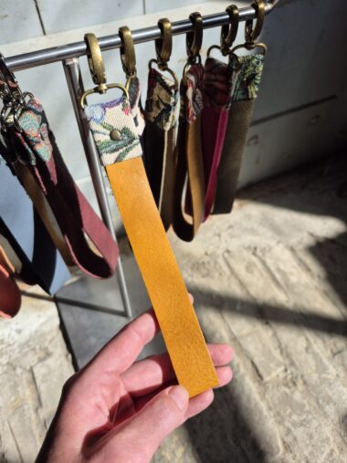 SLEUTELHANGER OKERGEEL/BRONS